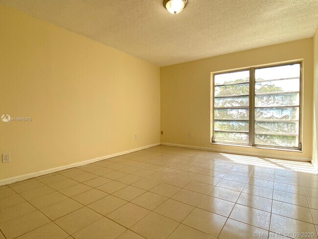 Building Photo - 9180 Fontainebleau Blvd