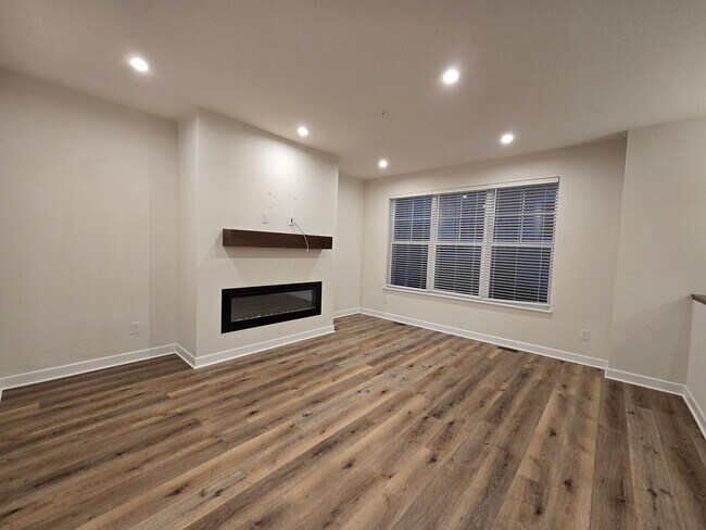 Building Photo - 851 Roselyn Dr