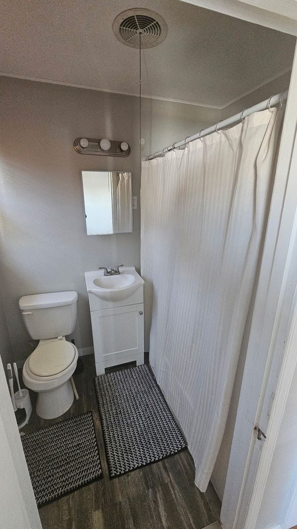 Building Photo - 1701 E Greenleaf St