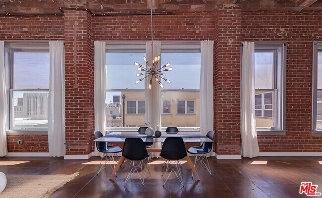Primary Photo - 215 W 7th St