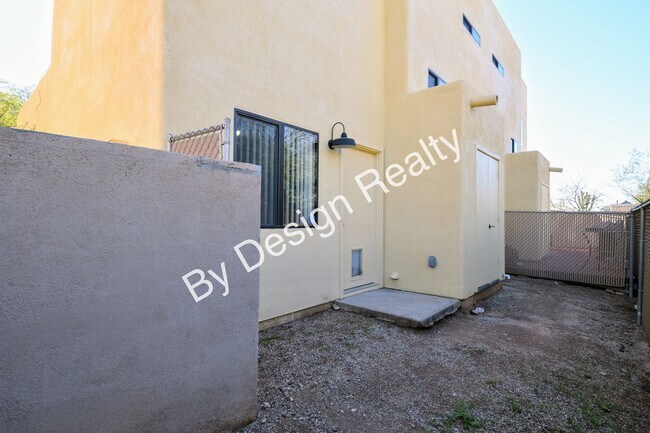 Building Photo - Newly Updated 3 Bed 2 Bath Townhome in Gated Central Tucson Community with Mountain Views