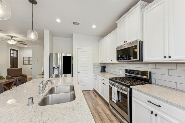 Building Photo - 9804 Rugged Oaks Dr