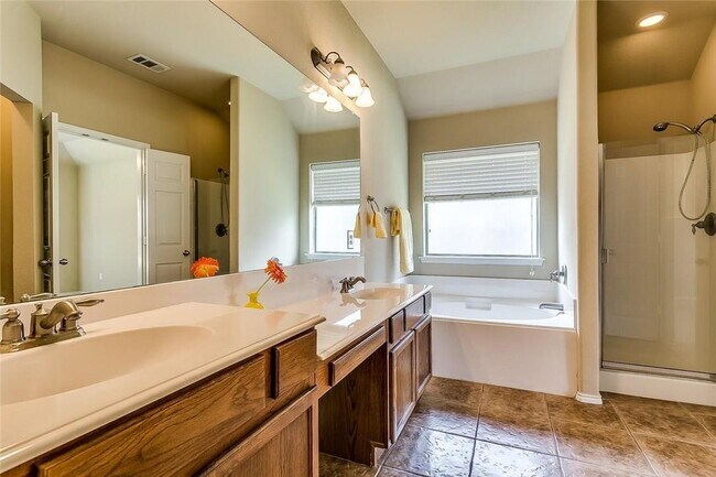 Building Photo - 3 bed, 2 Bath Home in North Fort Worth