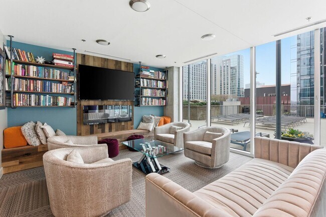 Building Photo - Great price on 9th Floor of Encore Building Downtown Nashville. One Bed One Bath. Resort style am...