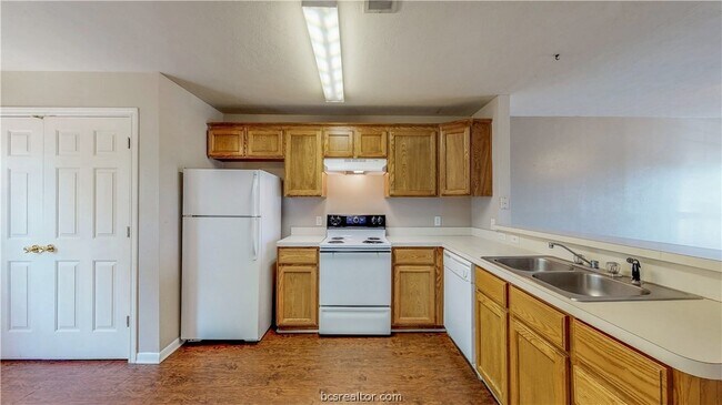 Building Photo - 1509 Hollowhill Drive Unit A