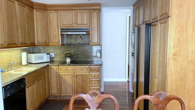 Full Kitchen - 813 15th St