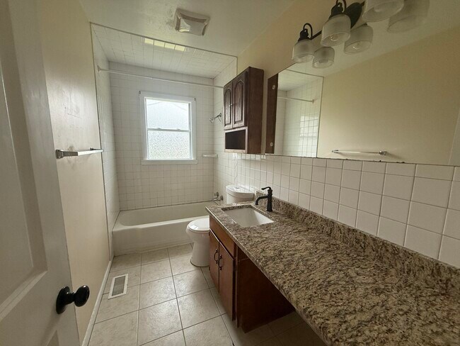 Building Photo - 2067 Tamarack Dr
