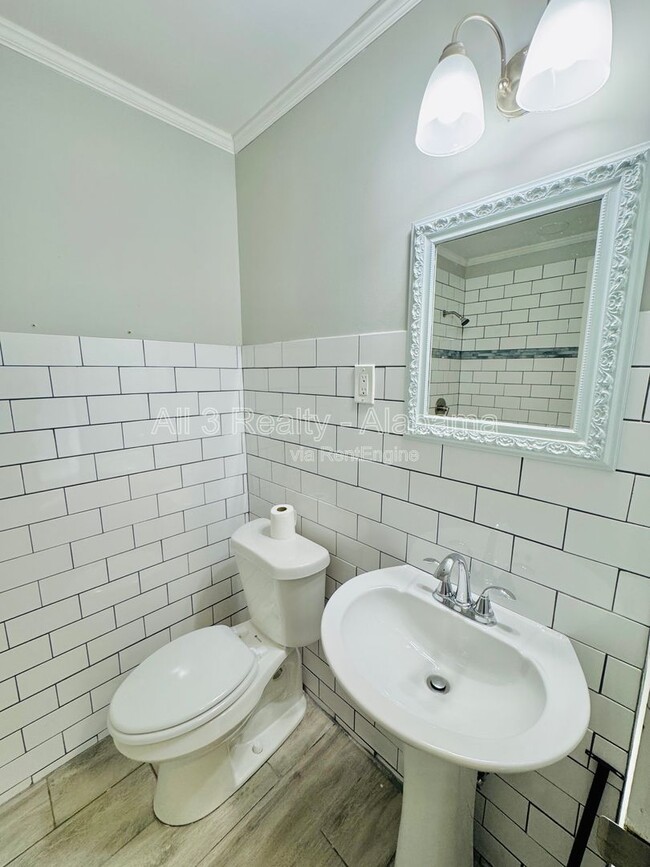 Building Photo - 3405 Vermont Dr