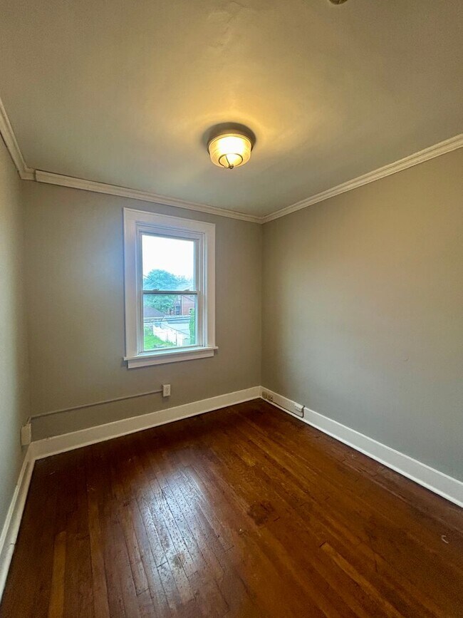 Building Photo - 1311 Oakhill St