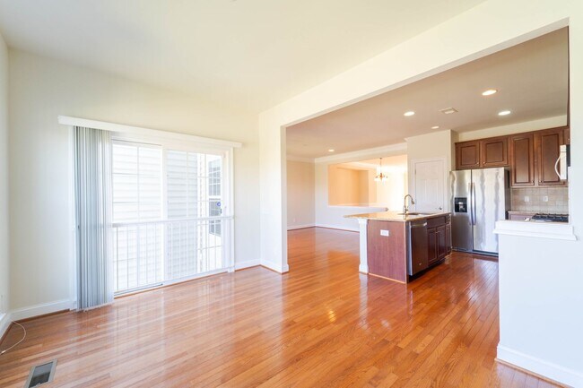 Building Photo - Gorgeous 3 Level Townhome