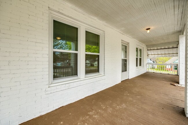 Building Photo - 2 Bedroom 1.5 bath All Brick Ranch in Rock...