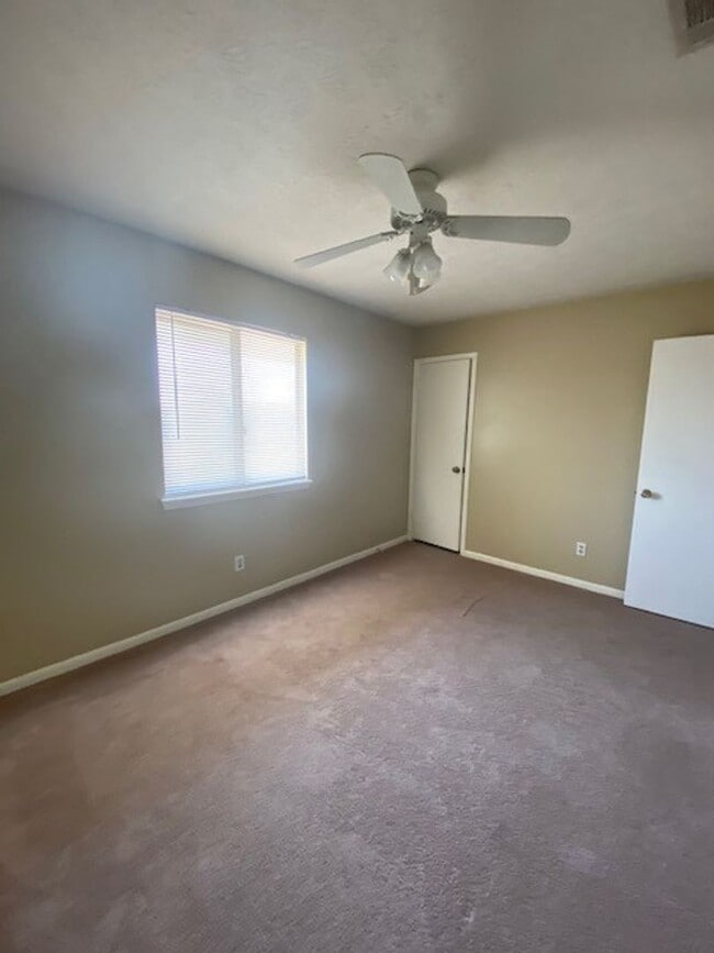 Building Photo - Cute 2 bedroom 1 1/2 bath townhome