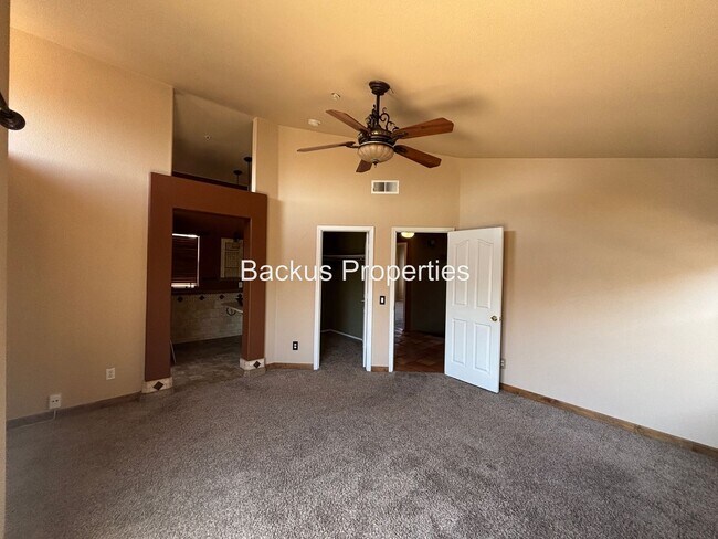 Building Photo - Wonderful two-level home in Creekbridge area