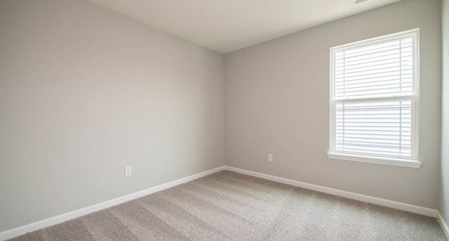 Building Photo - 4 Bed 2.5 Bath