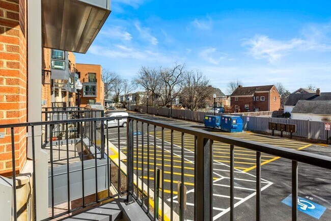 Building Photo - 1106 S Highland St