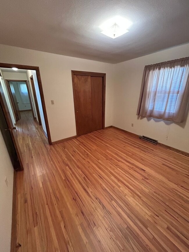 Building Photo - 2bd 1.5 bath duplex for rent Waterloo IA!