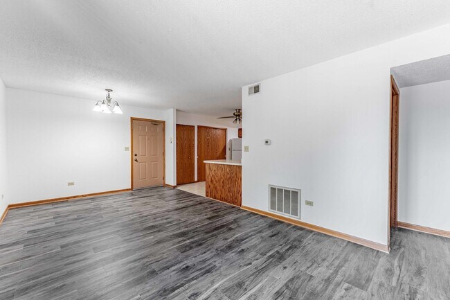 Building Photo - 884 N Prairie Ave