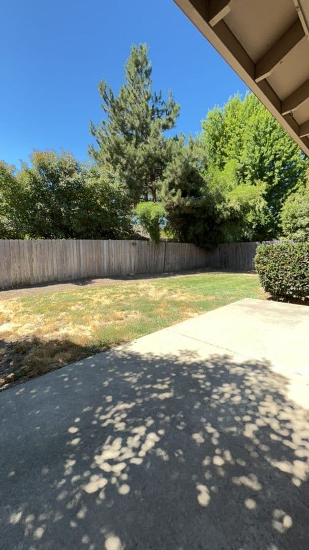 Building Photo - 3 Bedroom 2 bath house available!