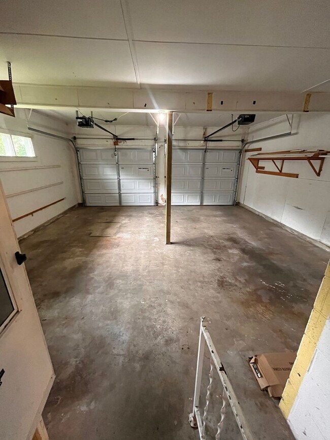 Building Photo - Upgraded 3 bed 2 bath large backyard