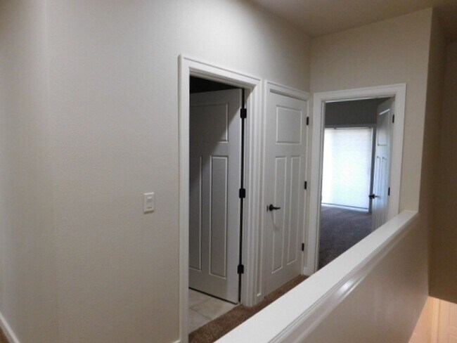 Building Photo - 3Bd/2.5Ba Two Story Townhouse - Available ...