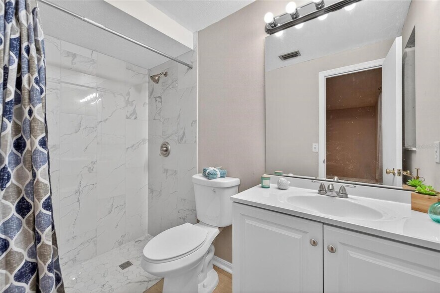 Building Photo - 1712 Village Ct