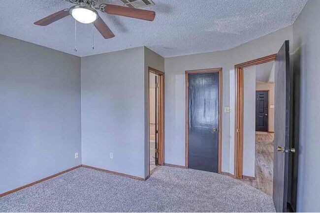 Building Photo - 724 Peregrine Dr