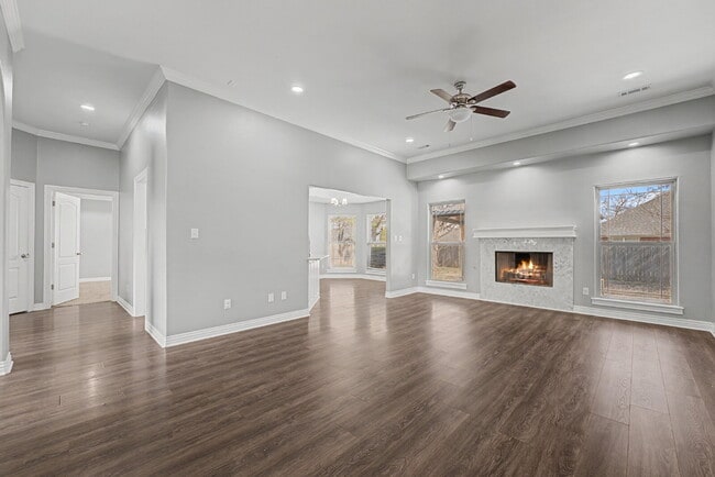 Building Photo - $200 MOVE IN SPECIAL |4-Bed Oasis with Granite Touches & Cozy Fireplace at 1501 South Brecke
