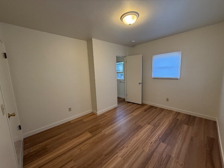 Building Photo - 2110 Wilton Dr