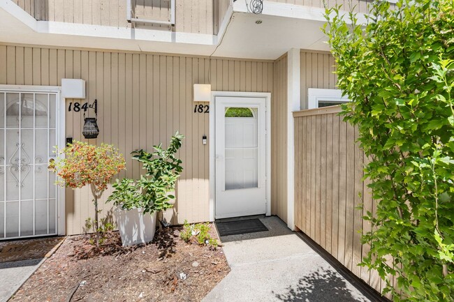 Building Photo - Spacious 2BR/2.5BA Townhome in Prime Milpi...