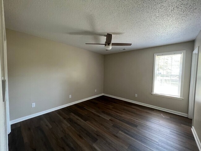 Building Photo - BEAUTIFUL 2 BEDROOM SINGLE FAMILY HOUSE