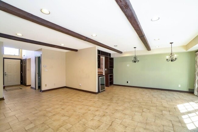 Building Photo - 16 Club Dr S