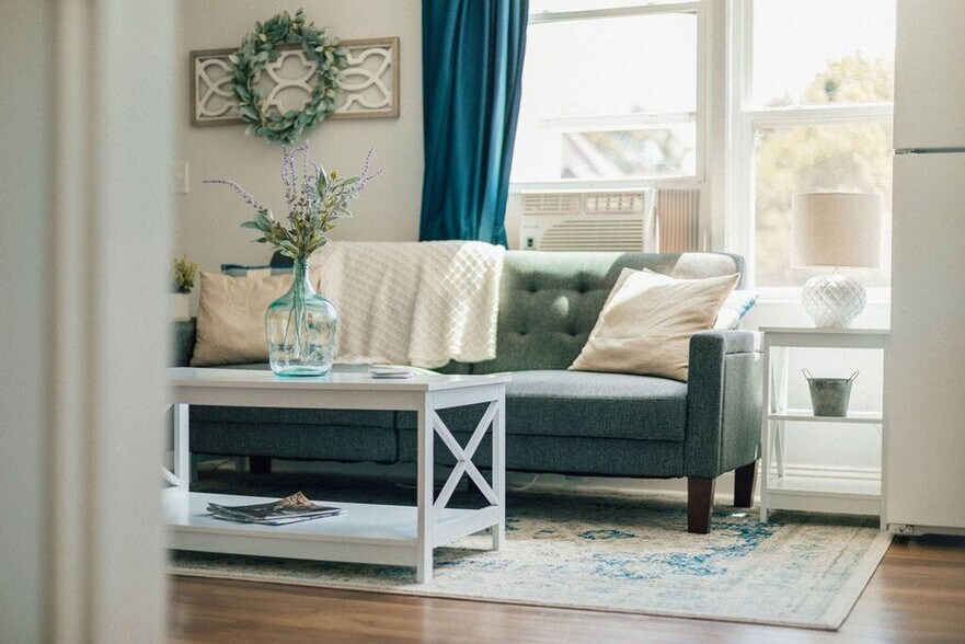 Building Photo - 905 Hill St