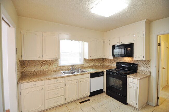 Building Photo - 2505 Lancelot Dr SE