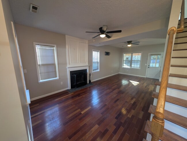 Building Photo - 717 Windsor Dr SE