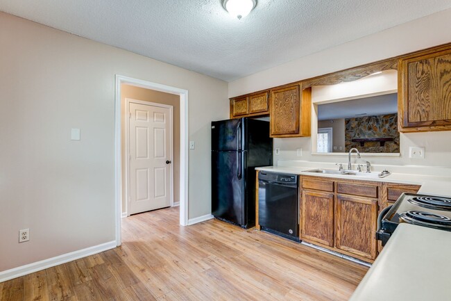 Building Photo - SW, Large Townhome, Wood/Vinyl Flooring, F...