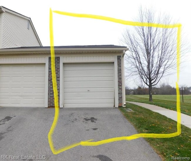 Building Photo - 2824 Roundtree Dr