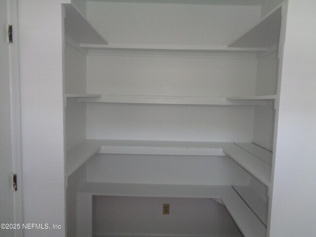 Building Photo - 812 Maplewood Ln