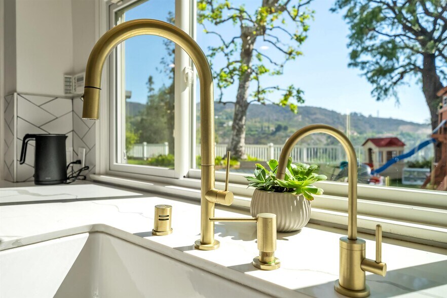 Building Photo - 2324 Banyan Dr