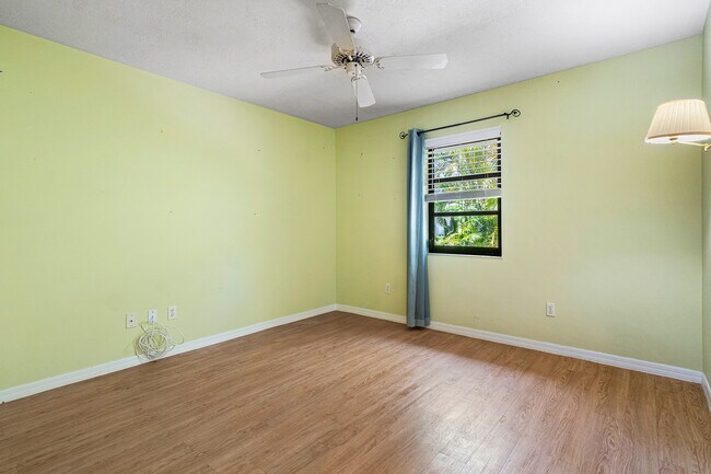 Building Photo - 2041 SE Floresta Dr