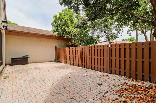 Building Photo - 605 Leslie Dr