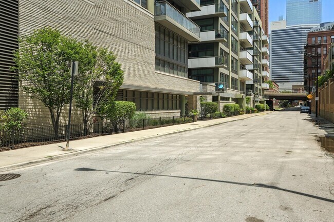 Building Photo - 669 W Wayman St
