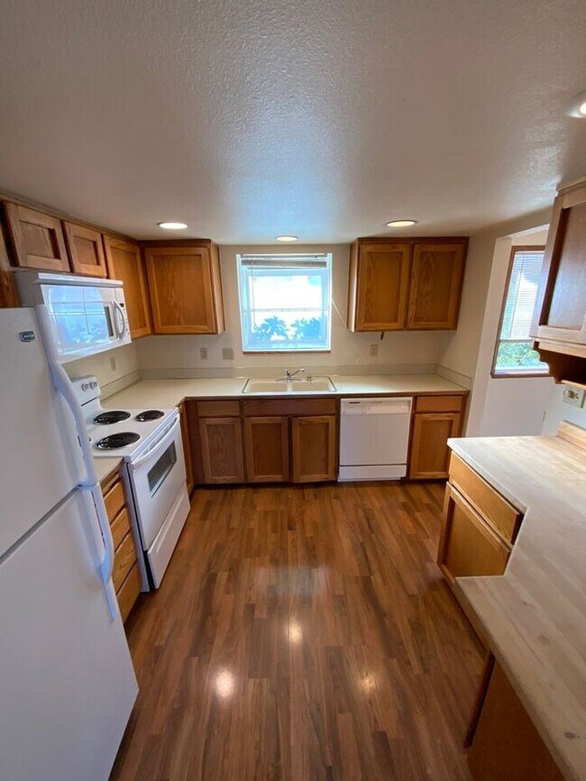 Building Photo - N Tacoma 3bdr 2.5 bath home w/ VIEW of Mt Rainer
