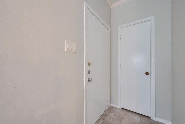 Building Photo - 2025 Augusta Dr