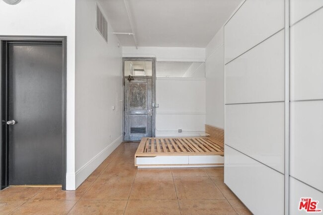 Building Photo - 108 W 2nd St