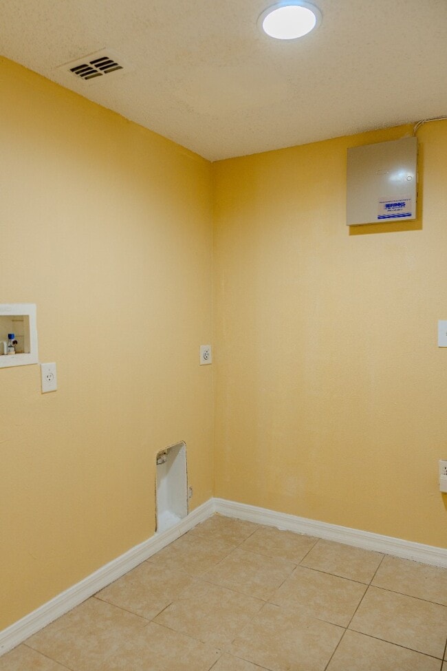 Building Photo - Spacious 4-Bed Groveland Home with Attached Garage, Central Air, and Private Patio