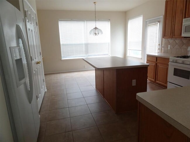 Building Photo - 323 Thorpe Springs Dr
