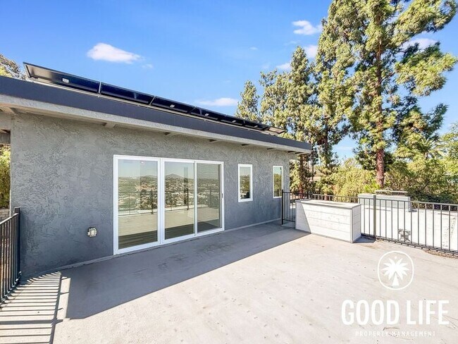 Building Photo - 9400 Crest Dr