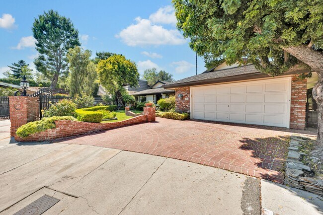 Building Photo - Perfect Entertaining Family Home with Larg...