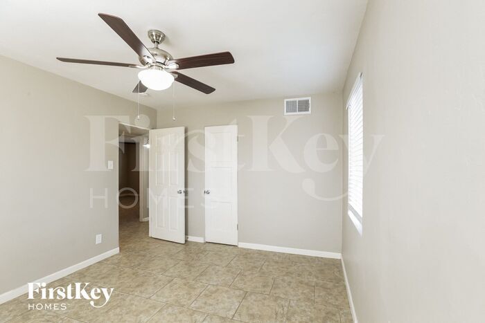 Building Photo - 3625 N 21st Dr