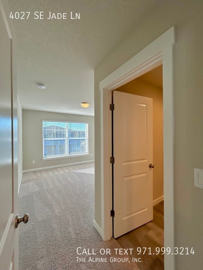 Building Photo - 4027 SE Jade Ln